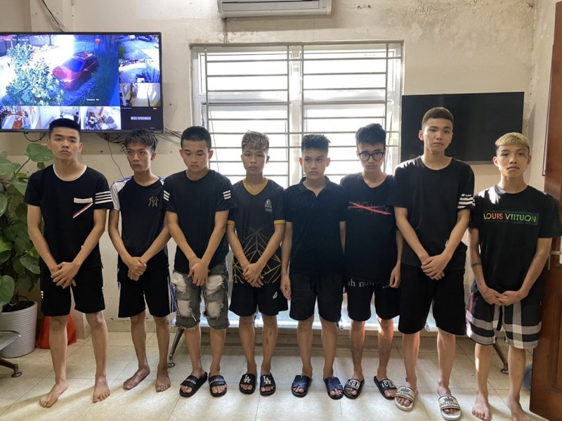 Mau thuan tren facebook, 80 thanh, thieu nien vac hung khi hon chien