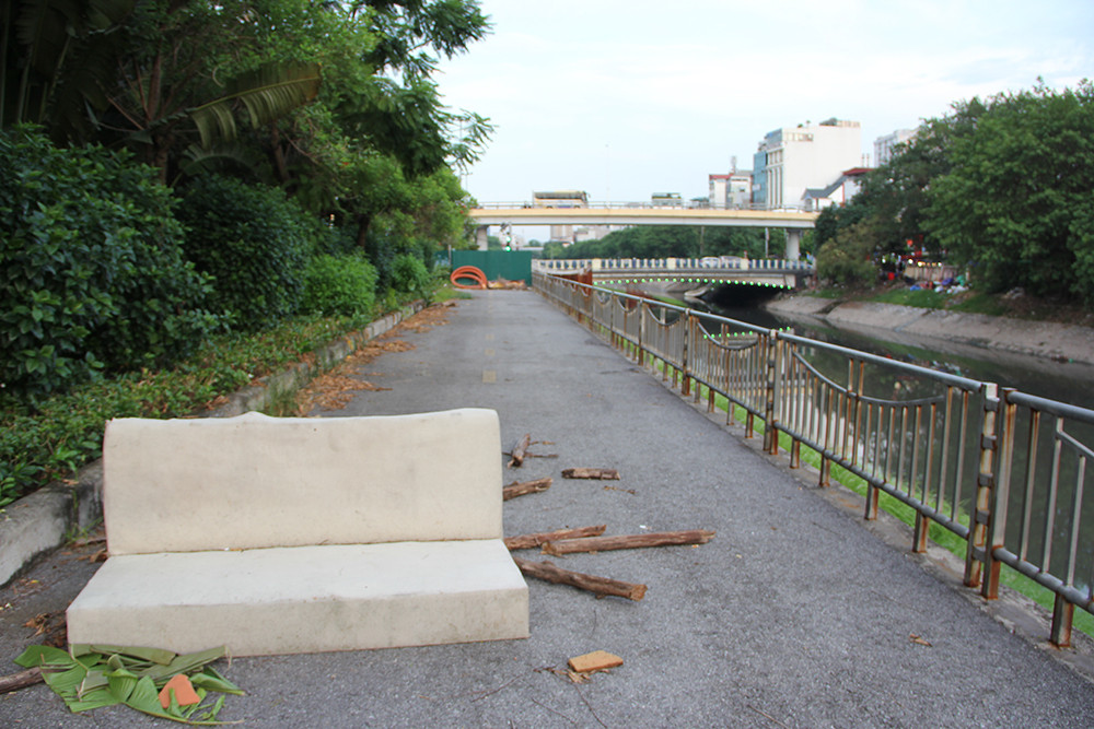 Được biết, sau gần 1 tháng tạm dừng khai thác, tuyến đường đi bộ ven sông Tô Lịch trở nên nhếch nhác, thành nơi đổ rác, phóng uế và là điểm tụ tập tiêm chích ma túy.