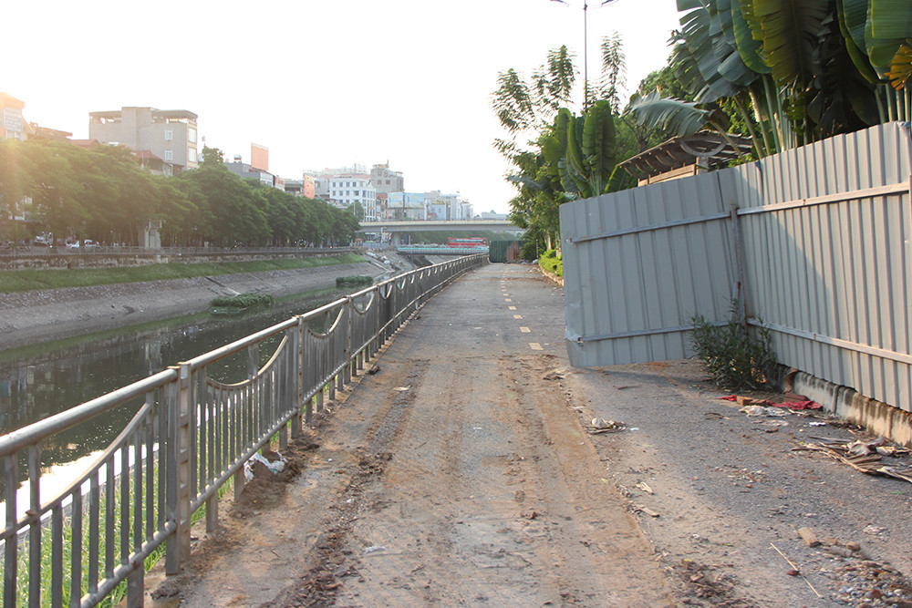 Theo tìm hiểu của PV, dự án tuyến đường đi bộ ven sông Tô Lịch được Sở Giao thông Vận tải Hà Nội đầu tư xây dựng vào tháng 1/2019, với tổng số vốn lên đến 64 tỷ đồng.