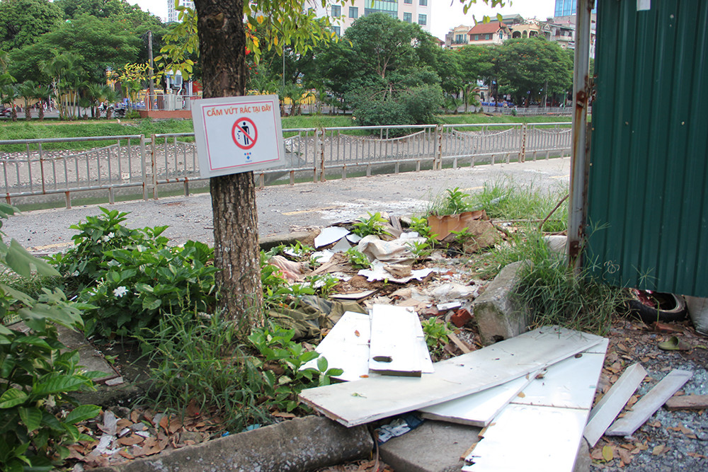 Mặc dù có biển cấm đổ rác nhưng một số người dân vẫn thản nhiên bỏ rác thải sinh hoạt.