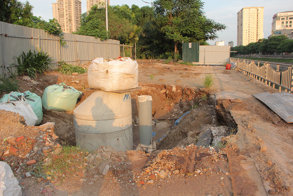 Theo quan sát của PV, sau một thời đưa vào sử dụng, nhiều vị trí trên tuyến đường đi bộ ven sông Tô Lịch bị đào bới nham nhở để phục vụ dự án xử lý nước thải Yên Xá. 