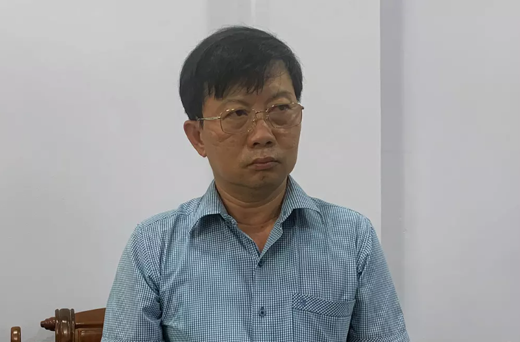 Ngày 31/7/2022, Cơ quan Cảnh sát điều tra Công an tỉnh Cà Mau đã tống đạt quyết định khởi tố bị can và lệnh bắt tạm giam BS CKII Đặng Hải Đăng (SN 1966), Giám đốc CDC tỉnh Cà Mau, về hành vi "Vi phạm quy định về đấu thầu gây hậu quả nghiêm trọng".