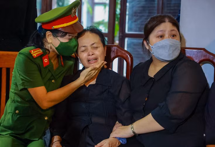 Ngày 5/8, để ghi nhận và tri ân sự hy sinh của 3 liệt sĩ Đội Cảnh sát PCCC&amp;CNCH, Công an quận Cầu Giấy, Đảng ủy và lãnh đạo Công an TP Hà Nội quyết định tổ chức trọng thể lễ tang 3 liệt sĩ theo nghi thức của lực lượng Công an nhân dân. Trưởng Ban Tổ chức lễ tang là Giám đốc Công an TP Hà Nội. (Ảnh: Vietnam+)