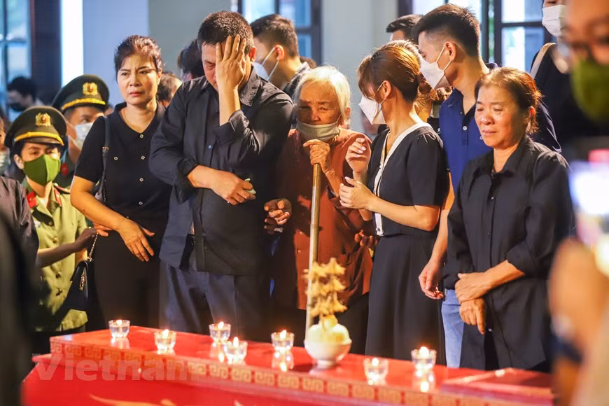 Từ 13h đến 17h cùng ngày tại Nhà tang lễ quốc gia sẽ diễn ra lễ công bố quyết định truy tặng Huân chương Chiến công hạng Nhất của Chủ tịch nước và quyết định cấp Bằng Tổ quốc ghi công của Thủ tướng Chính phủ cho 3 liệt sĩ; sau đó là lễ viếng và lễ truy điệu. (Ảnh: Vietnam+)