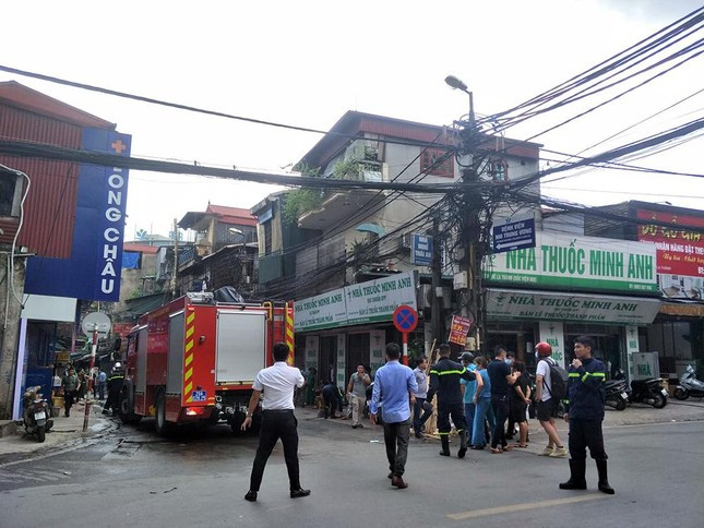 Cháy nhà 3 tầng gần cổng Bệnh viện Nhi, thiêu rụi nhiều tài sản - Hình 2 Chay nha 3 tang gan cong Benh vien Nhi, thieu rui nhieu tai san-Hinh-2