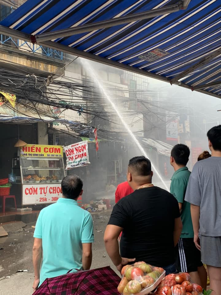 Lực lượng cảnh sát cũng phong tỏa khu vực đường Đê La Thành trước ngõ 879 để phục vụ công tác chữa cháy. Theo ghi nhận tại hiện trường, toàn bộ tài sản tầng 3 ngôi nhà bị thiêu rụi. Tầng 1 tòa nhà là cửa hàng kinh doanh tạp hóa bị lửa làm hư hỏng một số đồ đạc, tầng 2,3 cho thuê trọ. 
