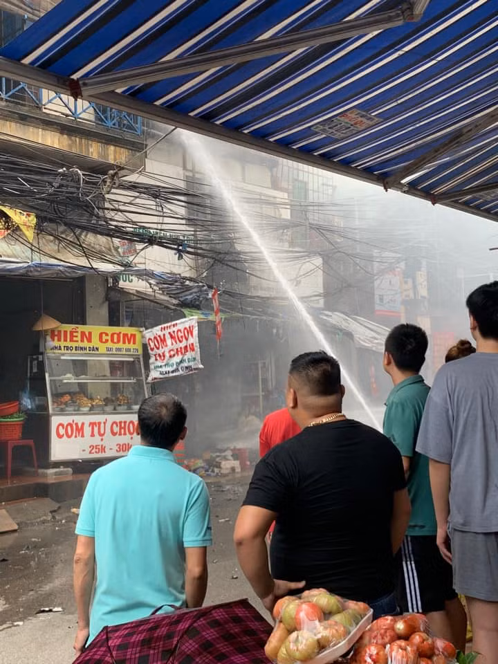 Lực lượng cảnh sát cũng phong tỏa khu vực đường Đê La Thành trước ngõ 879 để phục vụ công tác chữa cháy. Theo ghi nhận tại hiện trường, toàn bộ tài sản tầng 3 ngôi nhà bị thiêu rụi. Tầng 1 tòa nhà là cửa hàng kinh doanh tạp hóa bị lửa làm hư hỏng một số đồ đạc, tầng 2,3 cho thuê trọ. 