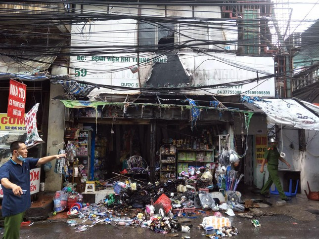 Cơ quan chức năng cho biết, bước đầu không có người mắc kẹt trong đám cháy. Ngọn lửa bùng phát tại khu vực tầng 2 của ngôi nhà sau đó lan ra xung quanh. Theo nhân chứng, thời điểm xảy ra hỏa hoạn có 4 người thoát ra ngoài an toàn. Được biết, vụ cháy cách cổng Bệnh viện Nhi khoảng vài trăm mét. 