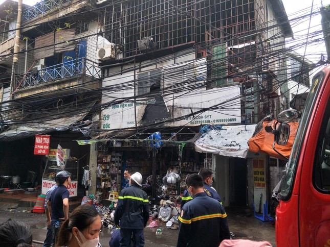 Hiện nguyên nhân vụ cháy nhà 3 tầng gần cổng Bệnh viện Nhi, thiêu rụi nhiều tài sản đang được cơ quan chức năng điều tra, làm rõ. 