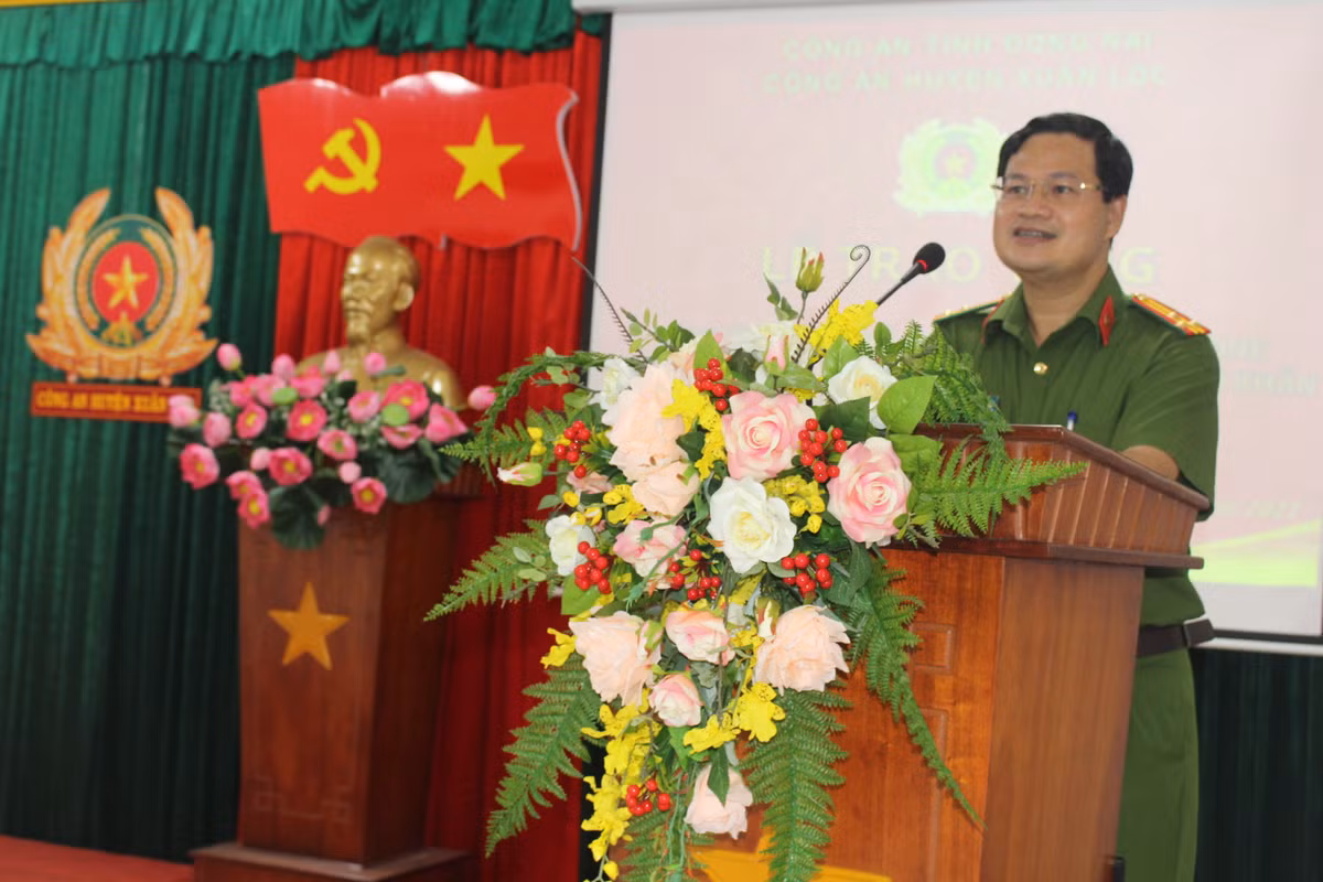 Thượng tá Trần Anh Sơn sinh năm 1974, quê Hà Tĩnh. Trước khi được bổ nhiệm làm Phó Giám đốc Công an tỉnh Đồng Nai, thượng tá Sơn từng giữ các chức vụ Trưởng phòng kỹ thuật nghiệp vụ, Trưởng Công an huyện Xuân Lộc, Trưởng Công an huyện Nhơn Trạch. 