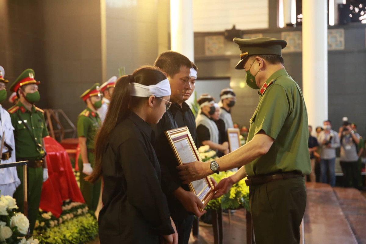Đại tướng Tô Lâm - Bộ trưởng Bộ Công an đã thừa ủy quyền của lãnh đạo Đảng, Nhà nước trao Huân chương Chiến công hạng Nhất cho đại diện 3 gia đình liệt sĩ; trao Bằng Tổ quốc ghi công tặng đại diện các gia đình. 
