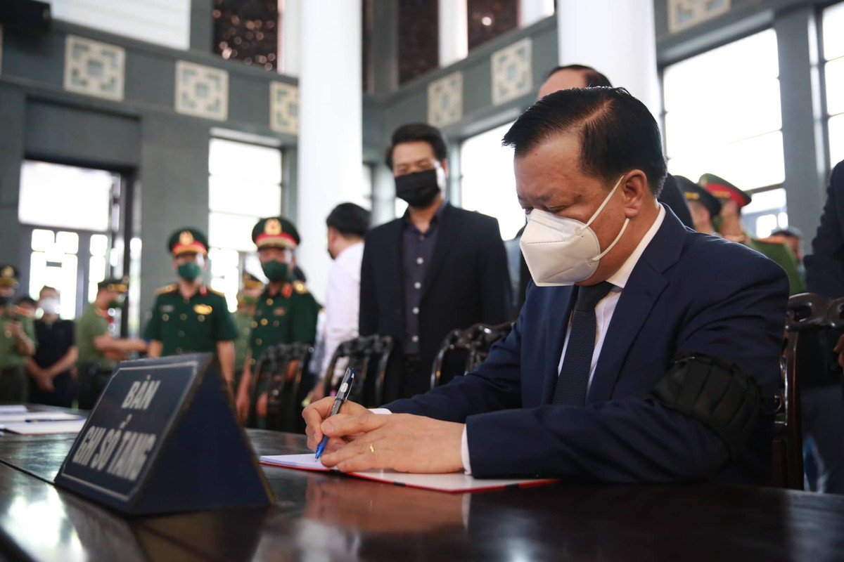 Bí thư Thành ủy Hà Nội Đinh Tiến Dũng ghi sổ tang...