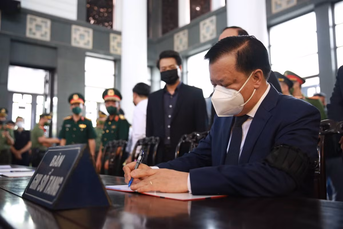 Bí thư Thành ủy Hà Nội Đinh Tiến Dũng ghi sổ tang...