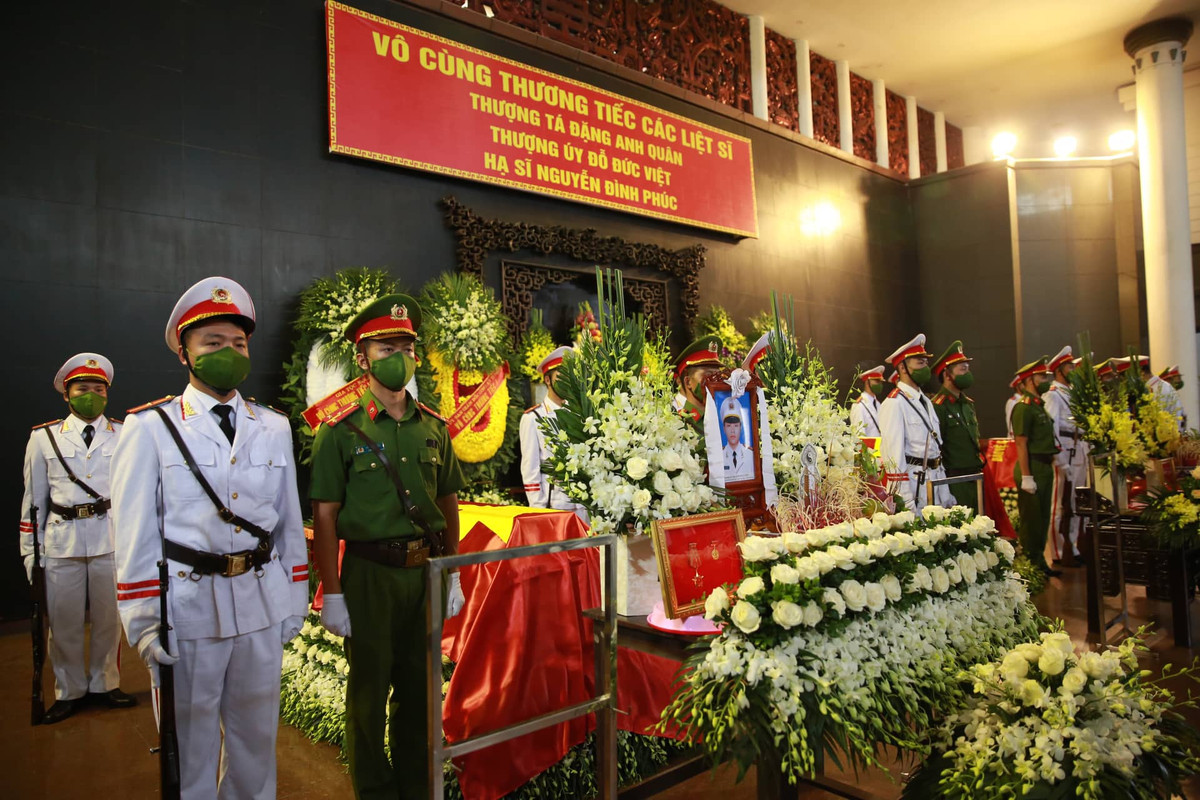 Linh cữu của 3 liệt sĩ được đưa về Nhà tang lễ quốc gia (số 5 Trần Thánh Tông, phường Bạch Đằng, quận Hai Bà Trưng, TP Hà Nội). 