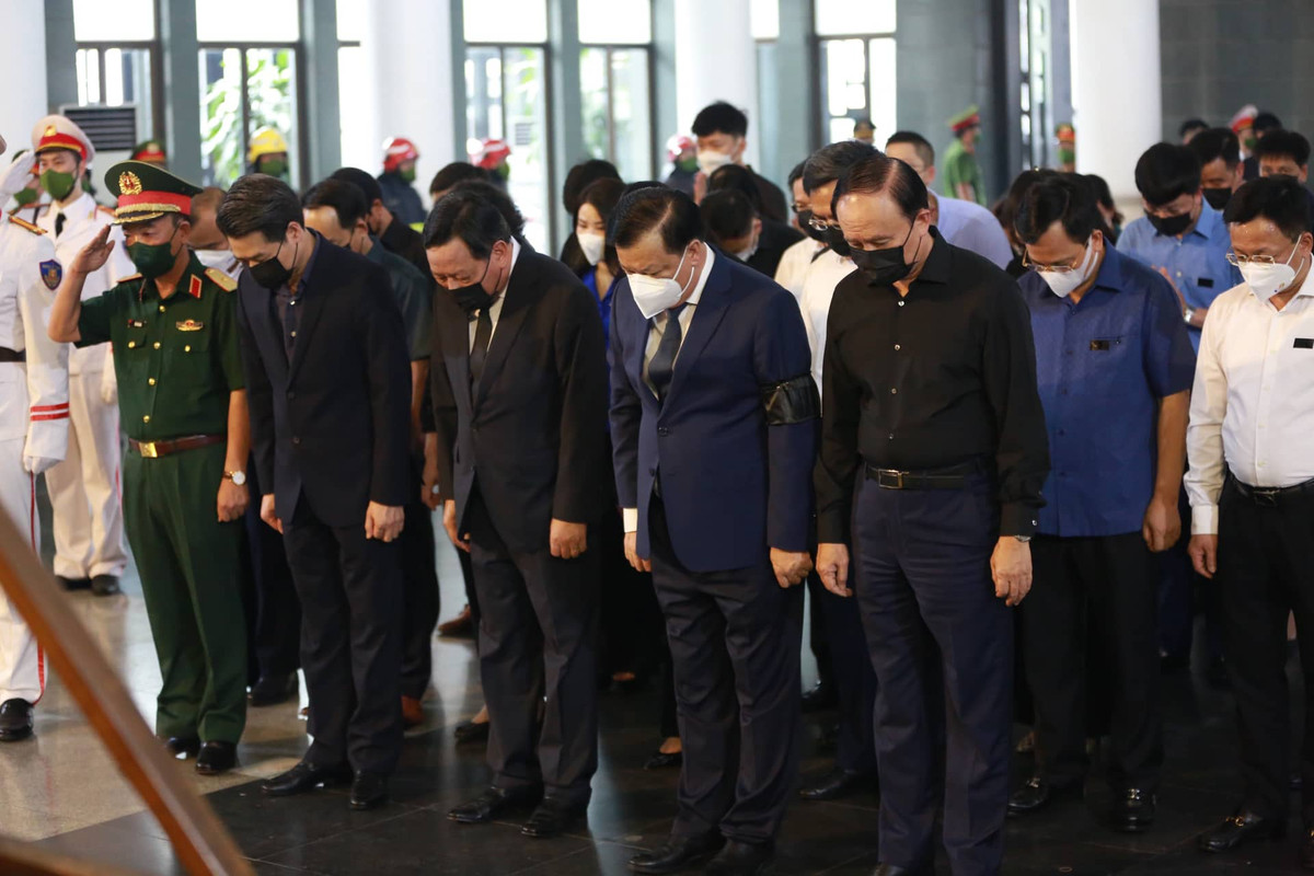 Đoàn đại diện các ban, ngành Hà Nội do Bí thư Thành ủy Đinh Tiến Dũng làm Trưởng đoàn vào viếng các liệt sĩ 