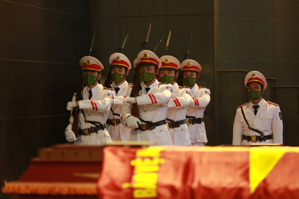 Trước khi Lễ viếng bắt đầu, trong không khí trang trọng, xúc động, đại tá Phạm Thanh Hùng - Phó Giám đốc Công an TP Hà Nội đã công bố Quyết định truy tặng Huân chương Chiến công hạng Nhất của Chủ tịch nước; Quyết định cấp Bằng "Tổ quốc ghi công" của Thủ tướng Chính phủ; Quyết định truy tặng Bằng khen của Ủy ban Quốc gia ứng phó sự cố thiên tai và tìm kiếm cứu nạn cho thượng tá Đặng Anh Quân, thượng úy Đỗ Đức Việt, hạ sỹ Nguyễn Đình Phúc; và Quyết định truy tặng Huy hiệu "Tuổi trẻ dũng cảm" của Trung ương Đoàn TNCS Hồ Chí Minh cho Thượng úy Đỗ Đức Việt, Hạ sĩ Nguyễn Đình Phúc. 