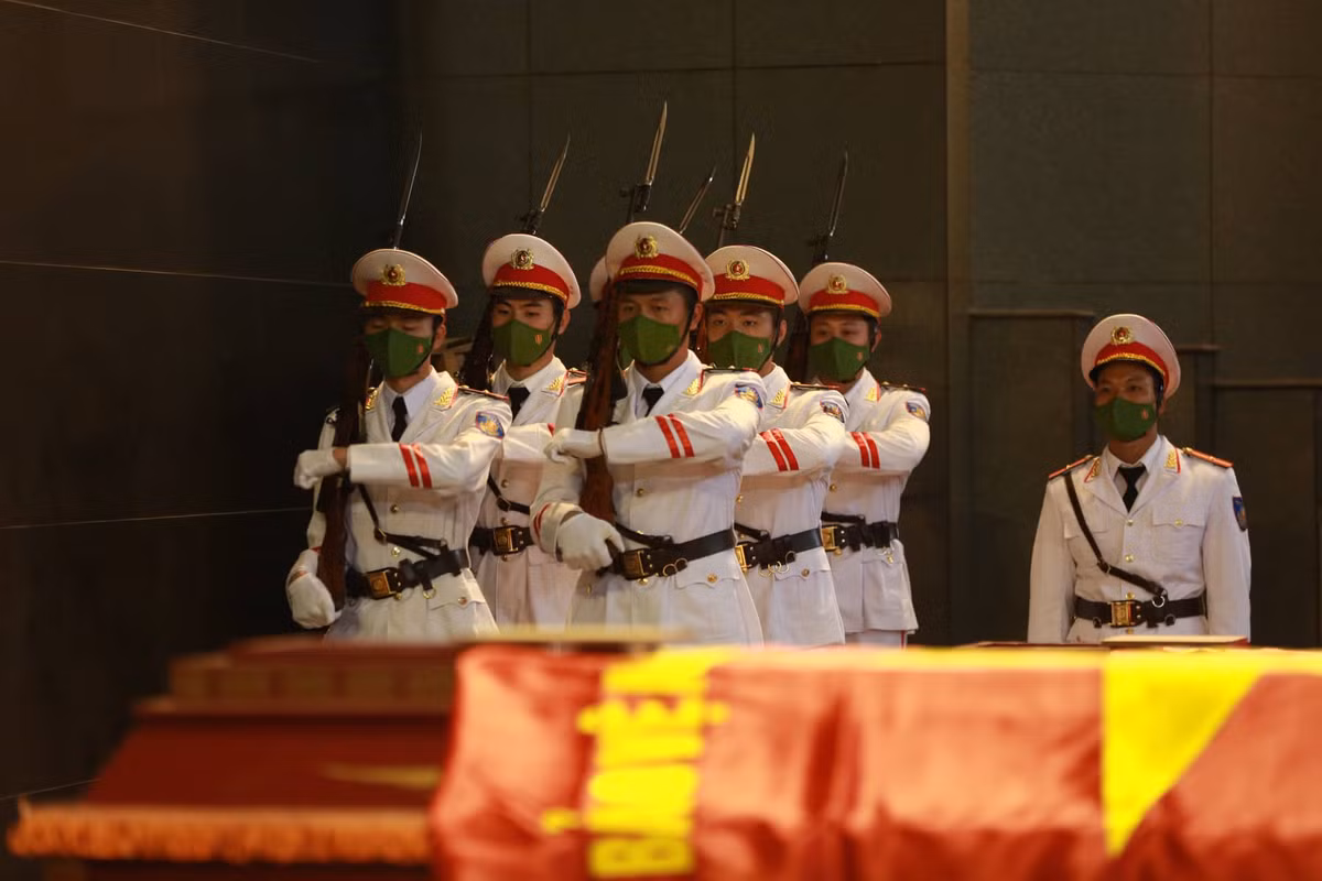 Trước khi Lễ viếng bắt đầu, trong không khí trang trọng, xúc động, đại tá Phạm Thanh Hùng - Phó Giám đốc Công an TP Hà Nội đã công bố Quyết định truy tặng Huân chương Chiến công hạng Nhất của Chủ tịch nước; Quyết định cấp Bằng "Tổ quốc ghi công" của Thủ tướng Chính phủ; Quyết định truy tặng Bằng khen của Ủy ban Quốc gia ứng phó sự cố thiên tai và tìm kiếm cứu nạn cho thượng tá Đặng Anh Quân, thượng úy Đỗ Đức Việt, hạ sỹ Nguyễn Đình Phúc; và Quyết định truy tặng Huy hiệu "Tuổi trẻ dũng cảm" của Trung ương Đoàn TNCS Hồ Chí Minh cho Thượng úy Đỗ Đức Việt, Hạ sĩ Nguyễn Đình Phúc. 