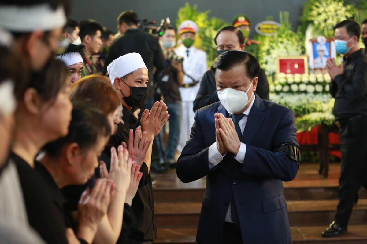 Bí thư Thành ủy Hà Nội Đinh Tiến Dũng bày tỏ niềm tiếc thương vô hạn đối với gia đình 3 liệt sĩ. 