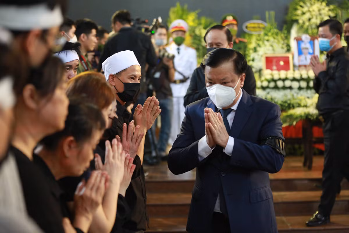 Bí thư Thành ủy Hà Nội Đinh Tiến Dũng bày tỏ niềm tiếc thương vô hạn đối với gia đình 3 liệt sĩ. 