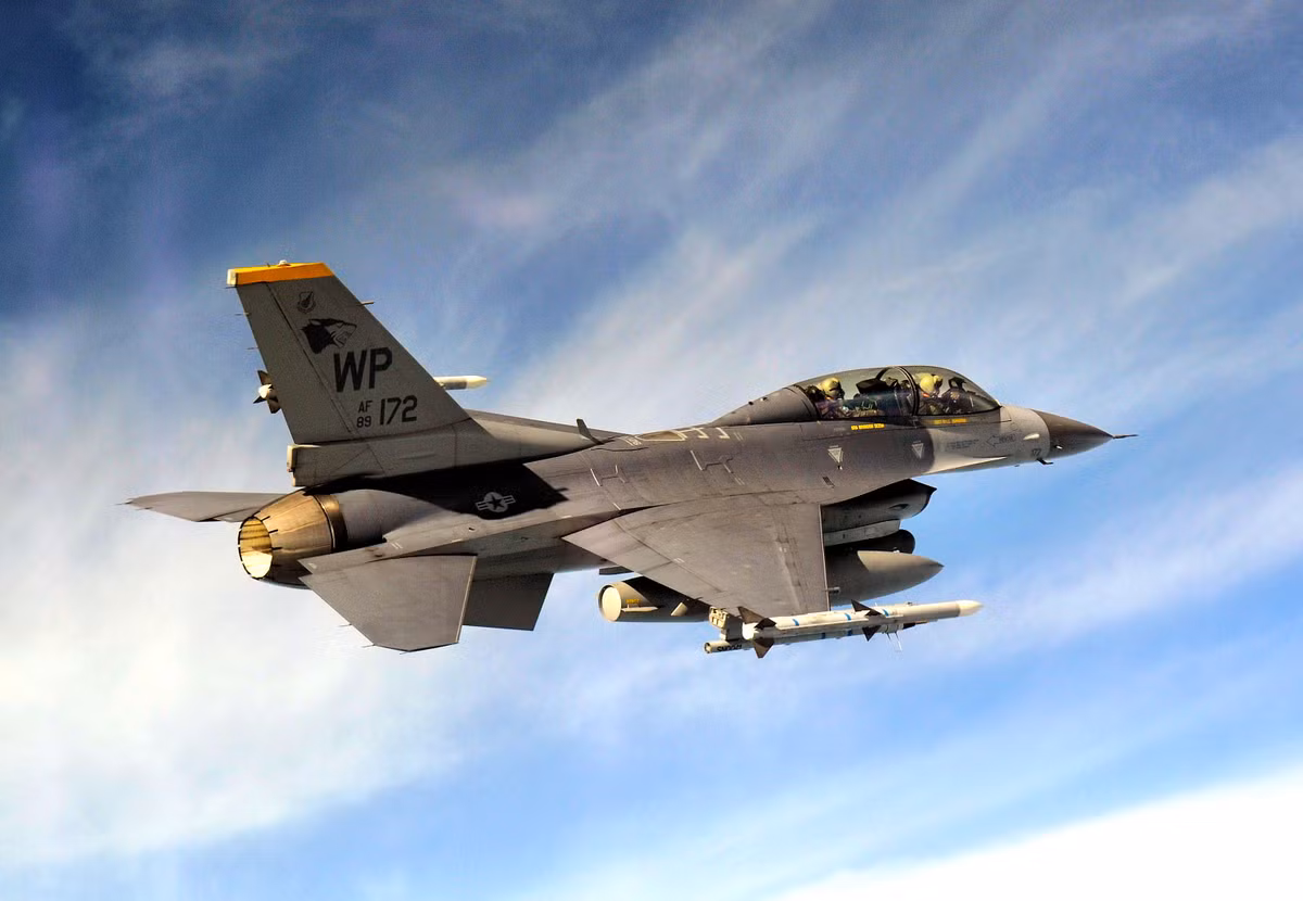 F-16 được trang bị một động cơ phản lực F110-GE-129 cho tốc độ bay tối đa lên tới 2.120 km/h, bán kính tác chiến (với 4 bom 450km) là 550km, trần bay 15,2km, tốc độ leo cao 254m/s.