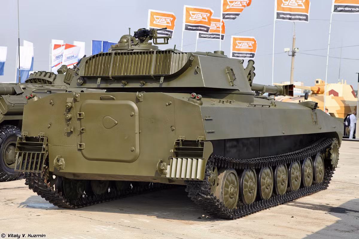 Ngoài ra còn có tổ hợp pháo tự hành 2S34 Khosta được nâng cấp trên cơ sở khẩu 2S1 Gvozdika, trang bị pháo 2A31 122mm có thể bắn đạn tự dẫn Kilotov-2M, cải tiến hệ thống điều khiển hỏa lực và hệ thống trinh sát chiến trường.