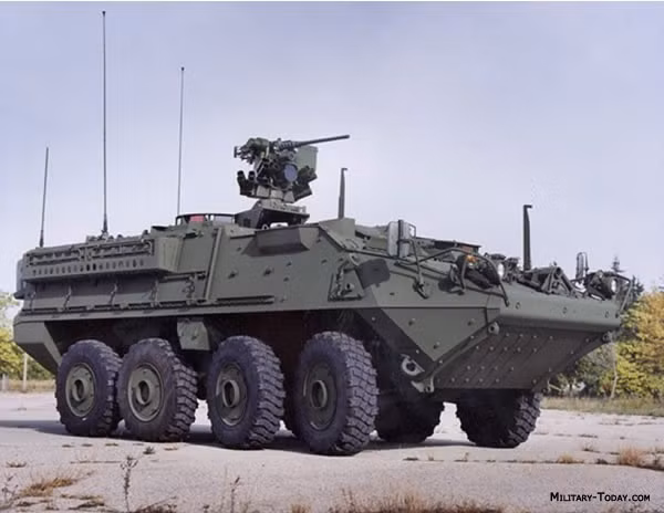 Xe bọc thép chở quân Stryker được thiết kế dùng cho bộ binh phản ứng nhanh. Xe được trang bị tháp pháo điều khiển từ xa hiện đại, thân xe bọc giáp chắc chắn, trang bị lốp "run-flat" có thể tiếp tục chạy ở tốc độ cao khi bị bắn thủng. Stryker có thể chở theo 9 binh lính với đầy đủ trang bị. Ảnh: Military Today