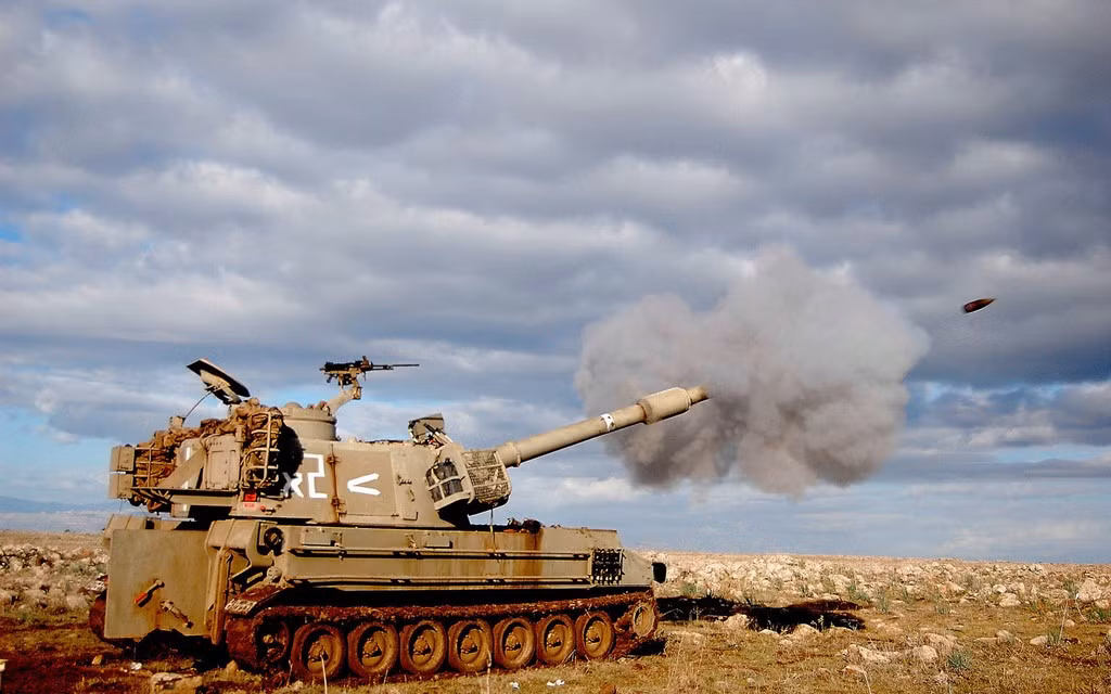 M109 Paladin là lựu pháo tự hành duy nhất của quân đội Mỹ với khoảng 950 hệ thống đang hoạt động. Paladin sử dụng pháo cỡ nòng 155 mm, tầm bắn tối đa 24 km với đạn thông thường, 30 km với đạn tăng tầm. Ngoài ra, Paladin có thể bắn đạn pháo dẫn đường M982 Excalibur với tầm bắn 40 km. Ảnh: Flickr/U.S Army