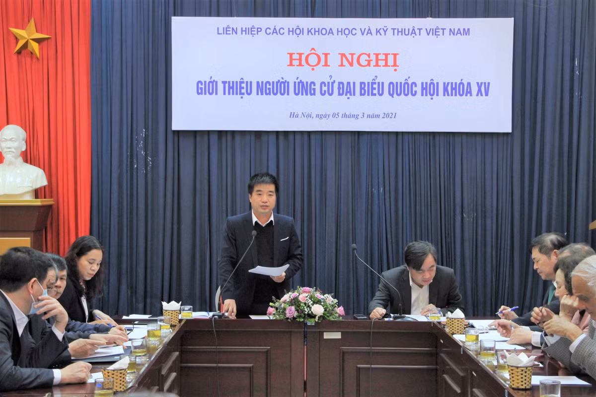 Ông Nguyễn Quyết Chiến, Tổng Thư ký VUSTA giới thiệu danh sách người ứng cử là TSKH Phan Xuân Dũng, Chủ tịch VUSTA. Báo cáo tiêu chuẩn của Đại biểu Quốc hội quy định tại Điều 22 của Luật tổ chức Quốc hội số 57/2014/QH13 ngày 20/11/2014 và những trường hợp không được ứng cử Đại biểu Quốc hội quy định tại Điều 37 của Luật bầu cử đại biểu Quốc hội và đại biểu Hội đồng nhân dân số 85/2015/QH15 ngày 25/6/2015 để các đại biểu nắm rõ. 