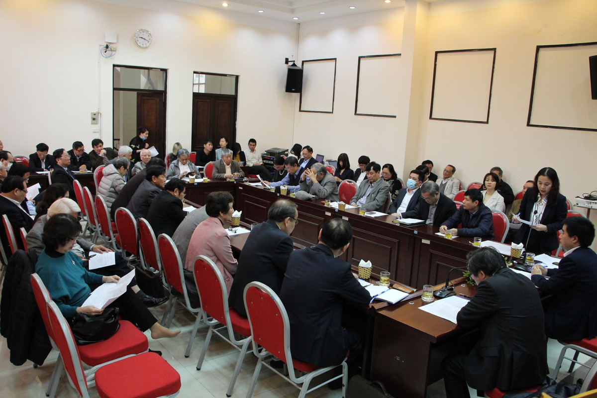 Bà Trần Thị Hồng Ánh, Phó Trưởng ban Tổ chức và Chính sách VUSTA báo cáo tiểu sử tóm tắt của TSKH Phan Xuân Dũng - người được giới thiệu ứng cử Đại biểu Quốc hội khóa XV, tới cử tri tại Hội nghị.