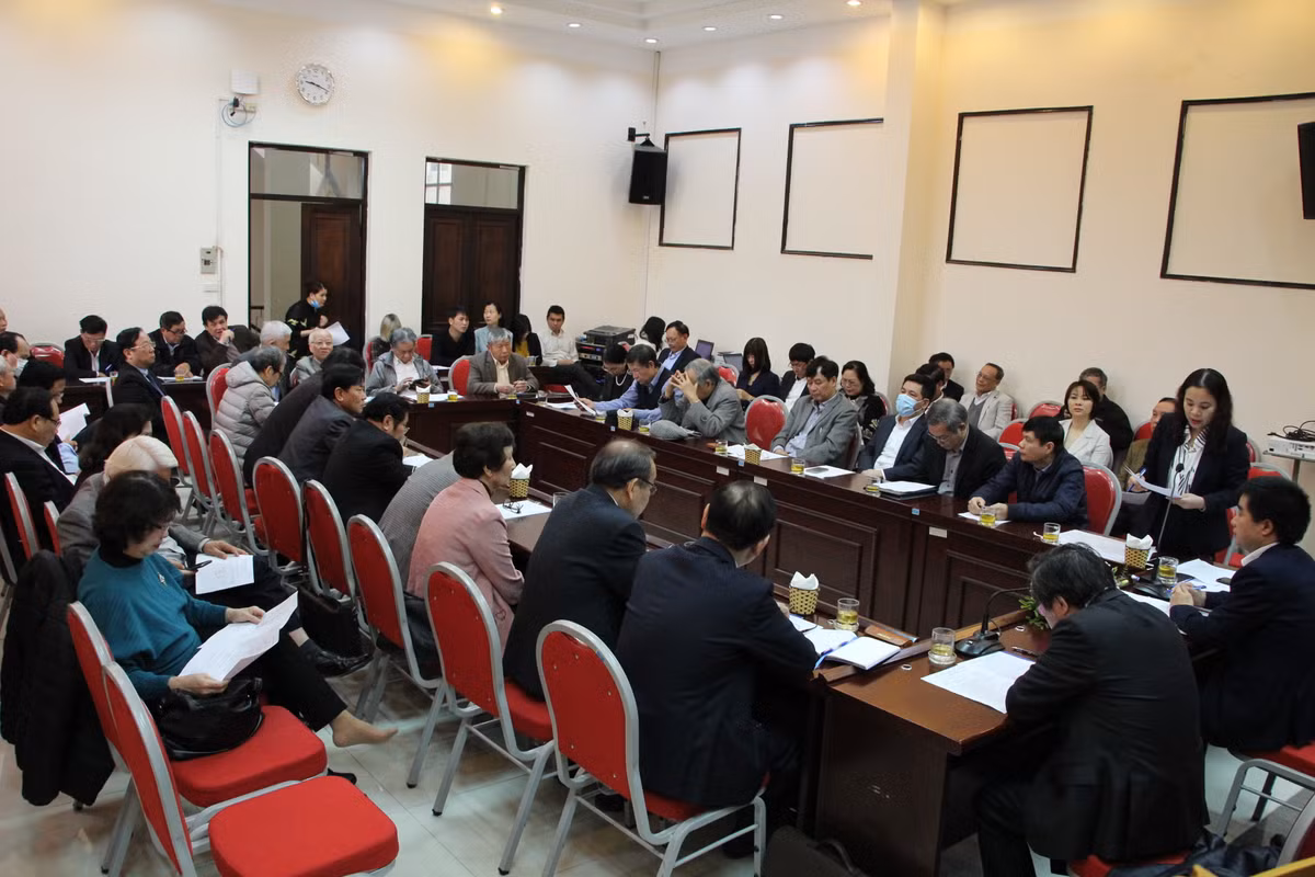 Bà Trần Thị Hồng Ánh, Phó Trưởng ban Tổ chức và Chính sách VUSTA báo cáo tiểu sử tóm tắt của TSKH Phan Xuân Dũng - người được giới thiệu ứng cử Đại biểu Quốc hội khóa XV, tới cử tri tại Hội nghị.