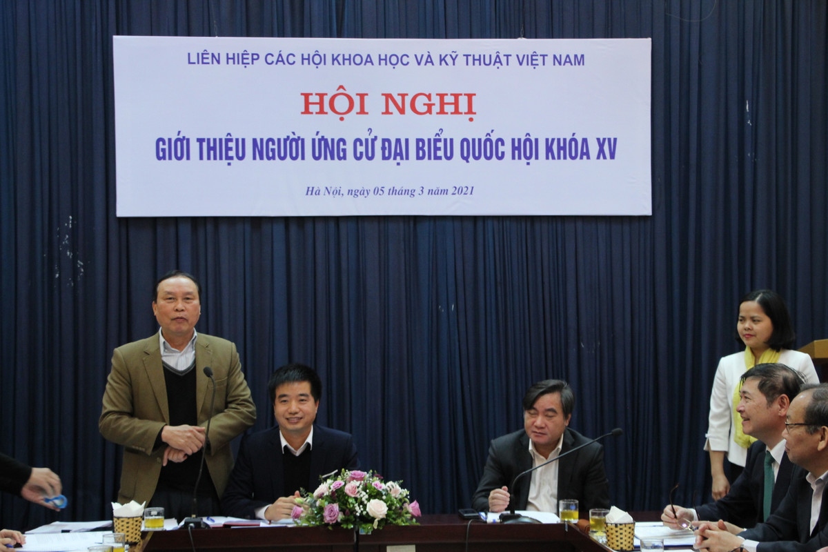 Tổ kiểm phiếu thông tin hình thức giơ tay hoặc bỏ phiếu kín tại hội nghị.