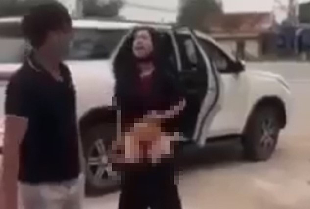 “Quy ba” thoat y, chui boi truoc den Cuong: “Khau xa, tam xa”... di den chua vo ich