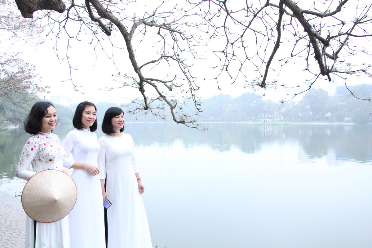 Mặc trên mình tấm áo dài cũng là cách các cán bộ, nhân viên VUSTA giới thiệu cho thế hệ trẻ về nét văn hóa truyền thống của dân tộc.