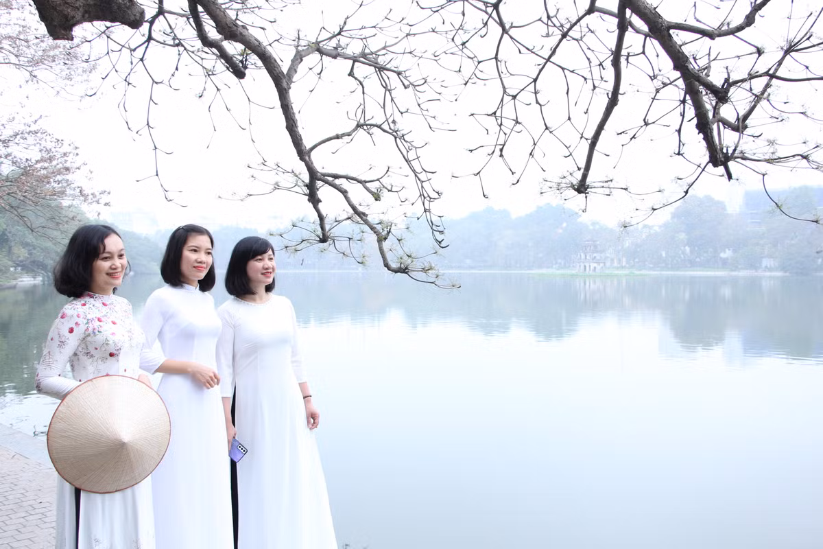 Mặc trên mình tấm áo dài cũng là cách các cán bộ, nhân viên VUSTA giới thiệu cho thế hệ trẻ về nét văn hóa truyền thống của dân tộc.