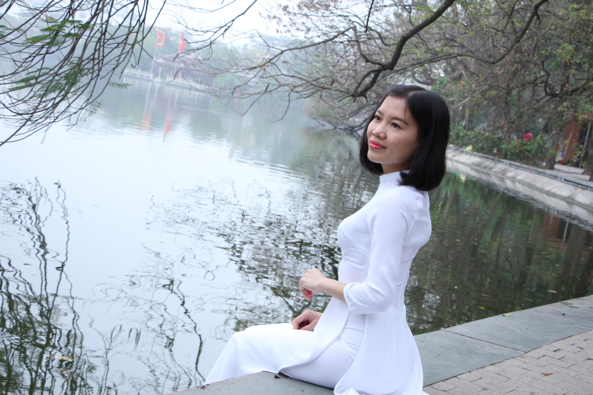 Chiếc áo dài đã trải qua rất nhiều thăng trầm, nhiều giai đoạn khác nhau, là trang phục mang đậm bản sắc và tôn vinh được vẻ đẹp của phụ nữ Việt, dù là ở bất cứ độ tuổi nào. Ngày nay, phụ nữ Việt Nam vẫn biểu lộ tình cảm, tình yêu với quê hương đất nước qua tà áo dài.