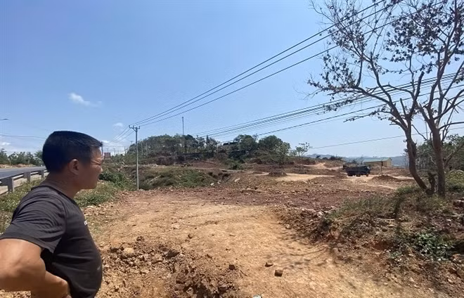 Dai tuong To Lam gui thu cam on 3 gia dinh hien dat xay tru so cong an xa