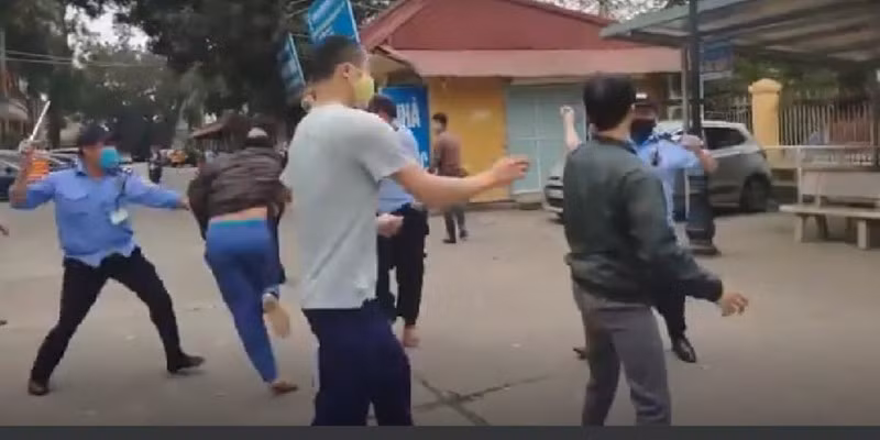 Sau đó, giữa 2 bên đã xảy ra xô xát, đánh lộn lẫn nhau giữa nhóm bảo vệ và người nhà người bệnh. Trước tình huống bất ngờ, nhân viên y tế tại Khoa Khám bệnh đã can ngăn và đưa người bệnh vào khám, đồng thời liên hệ, trình báo vụ việc đến Công an phường Tân Hà, TP Tuyên Quang đến giải quyết.