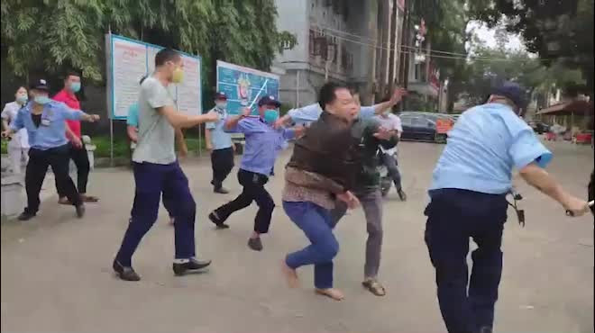 Ông Phạm Quang Thanh, Giám đốc Bệnh viện Đa khoa tỉnh Tuyên Quang khẳng định: “Những bảo vệ, vệ sĩ trên không phải là nhân viên của đơn vị, Bệnh viện Đa khoa tỉnh Tuyên Quang đã ký hợp đồng với Công ty TNHH Dịch vụ bảo vệ Phương Đông STC.