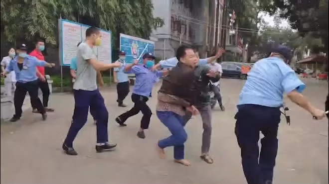 Ông Phạm Quang Thanh, Giám đốc Bệnh viện Đa khoa tỉnh Tuyên Quang khẳng định: “Những bảo vệ, vệ sĩ trên không phải là nhân viên của đơn vị, Bệnh viện Đa khoa tỉnh Tuyên Quang đã ký hợp đồng với Công ty TNHH Dịch vụ bảo vệ Phương Đông STC.