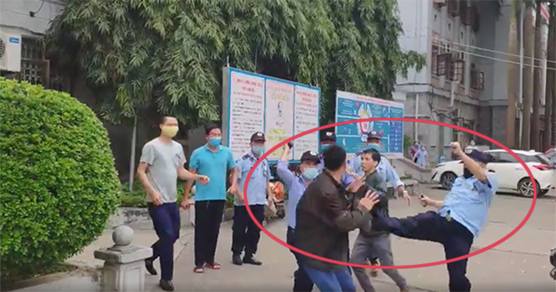 Khi đến giữa sân của Khoa Khám bệnh, có 1 người bệnh nữ và 2 thanh niên xuống xe đi vào cửa Khoa Khám bệnh, cả ba người đều không đeo khẩu trang. Những người làm bảo vệ bệnh viện đã nhắc nhở đeo khẩu trang phòng, chống dịch nhưng 2 người nhà người bệnh không thực hiện và có phản ứng gay gắt.