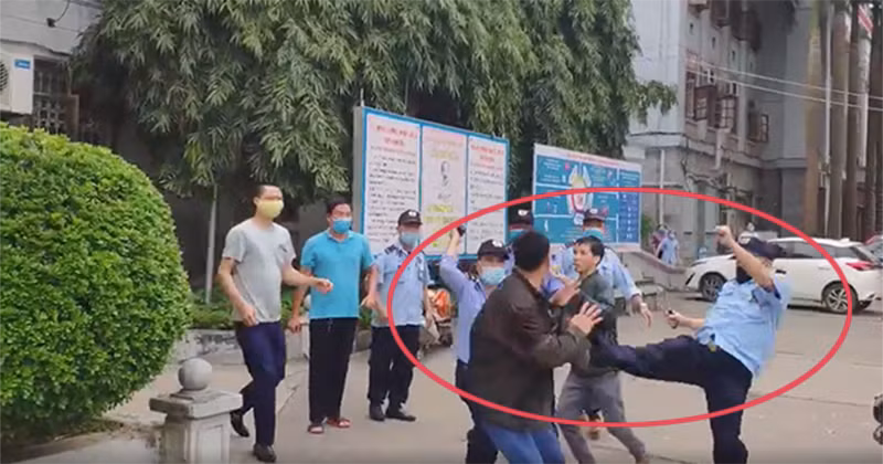 Khi đến giữa sân của Khoa Khám bệnh, có 1 người bệnh nữ và 2 thanh niên xuống xe đi vào cửa Khoa Khám bệnh, cả ba người đều không đeo khẩu trang. Những người làm bảo vệ bệnh viện đã nhắc nhở đeo khẩu trang phòng, chống dịch nhưng 2 người nhà người bệnh không thực hiện và có phản ứng gay gắt.