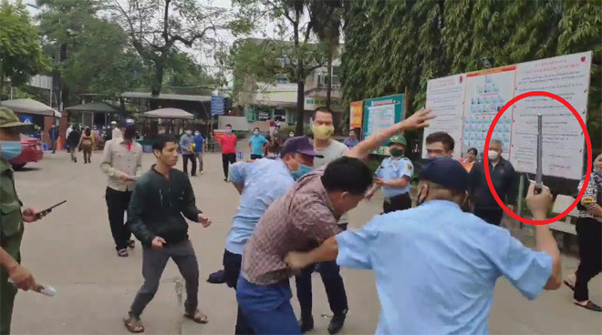 Hình ảnh nhóm bảo vệ với công cụ hỗ trợ hỗn chiến với người nhà bệnh nhân.