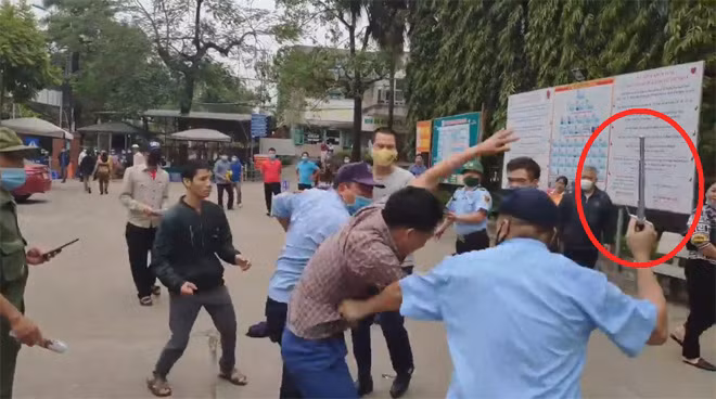 Hình ảnh nhóm bảo vệ với công cụ hỗ trợ hỗn chiến với người nhà bệnh nhân.