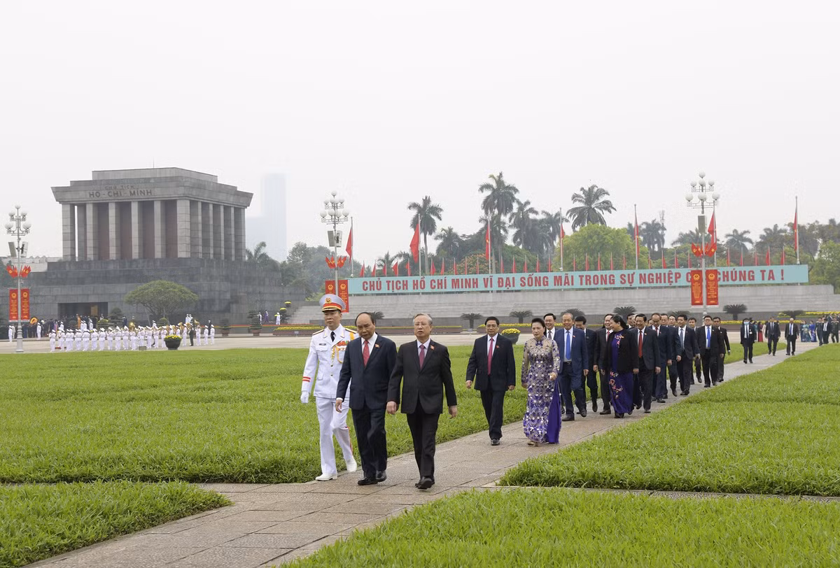 Kết thúc lễ viếng, các đại biểu trở về Nhà Quốc hội họp phiên trù bị chuẩn bị cho Lễ khai mạc Kỳ họp thứ 11 Quốc hội khóa XIV diễn ra lúc 9h sáng cùng ngày tại Phòng họp Diên Hồng, Nhà Quốc hội, Thủ đô Hà Nội.