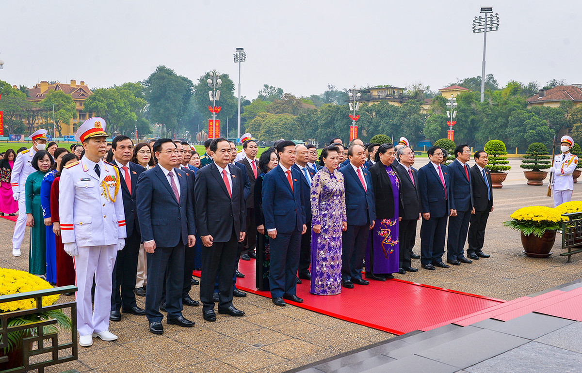 Trong tiếng quân nhạc trang nghiêm, lãnh đạo Đảng, Nhà nước, các đại biểu Quốc hội kính cẩn nghiêng mình, bày tỏ lòng thành kính trước anh linh Chủ tịch Hồ Chí Minh, người con ưu tú của dân tộc Việt Nam, tưởng nhớ công lao vĩ đại của Người đối với sự nghiệp đấu tranh giải phóng dân tộc, vì nền độc lập, tự do của Tổ quốc, vì hạnh phúc của nhân dân.