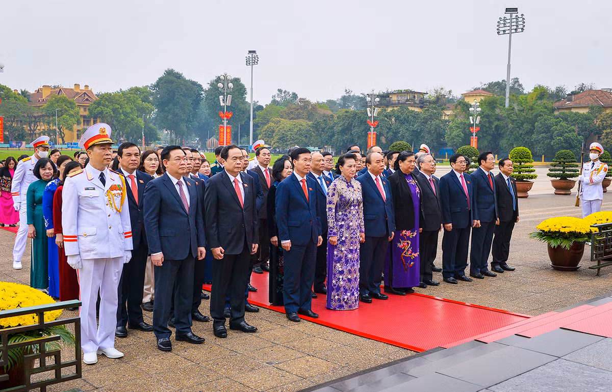 Trong tiếng quân nhạc trang nghiêm, lãnh đạo Đảng, Nhà nước, các đại biểu Quốc hội kính cẩn nghiêng mình, bày tỏ lòng thành kính trước anh linh Chủ tịch Hồ Chí Minh, người con ưu tú của dân tộc Việt Nam, tưởng nhớ công lao vĩ đại của Người đối với sự nghiệp đấu tranh giải phóng dân tộc, vì nền độc lập, tự do của Tổ quốc, vì hạnh phúc của nhân dân.