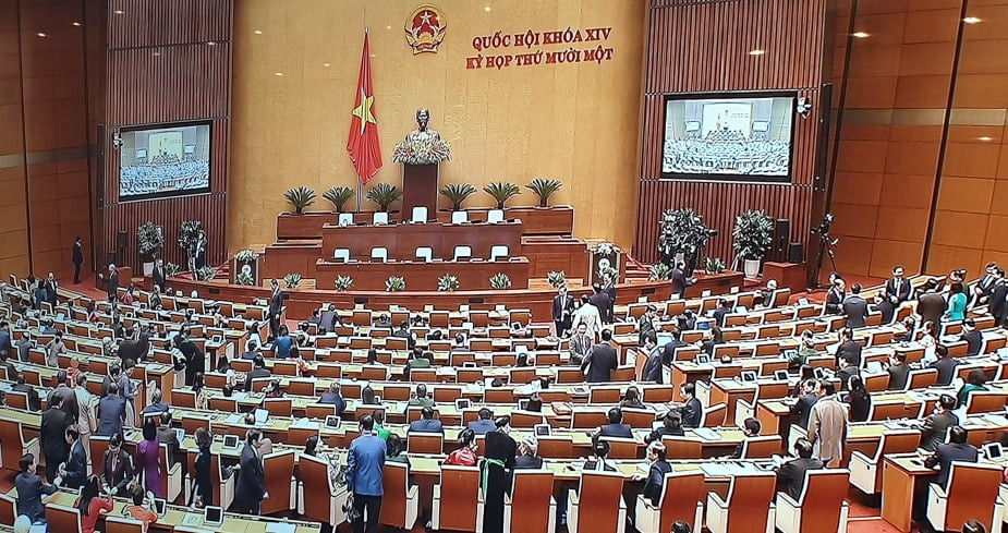 Đúng 9h, kỳ họp thứ 11 Quốc hội khóa XIV chính thức được khai mạc tại phòng họp Diên Hồng, Nhà Quốc hội.