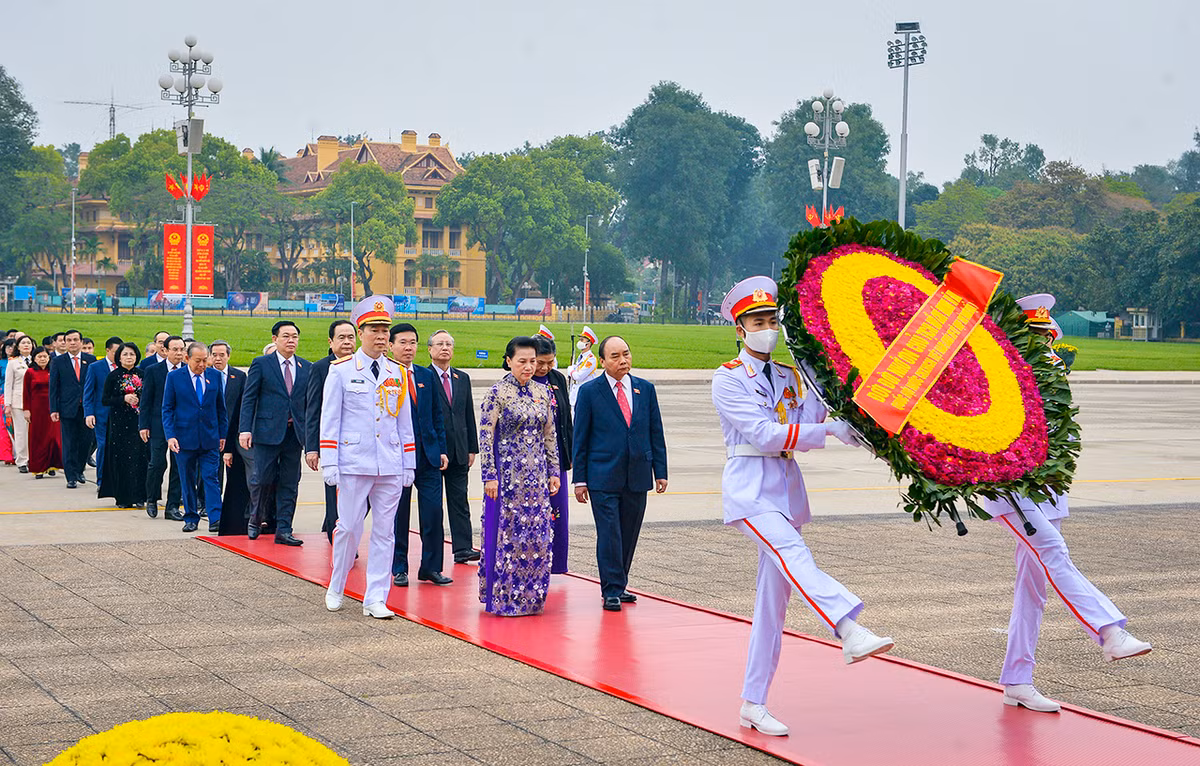 Lanh dao Dang, Nha nuoc va dai bieu Quoc hoi vao Lang vieng Chu tich Ho Chi Minh