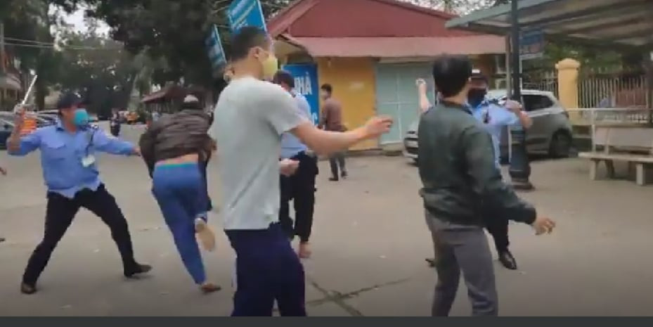 Nhom bao ve Benh vien DK Tuyen Quang hon chien voi nguoi nha benh nhan