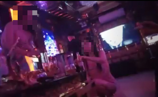 Ha Noi: Bat chap lenh cam, hang loat quan karaoke “len lut” hoat dong-Hinh-3